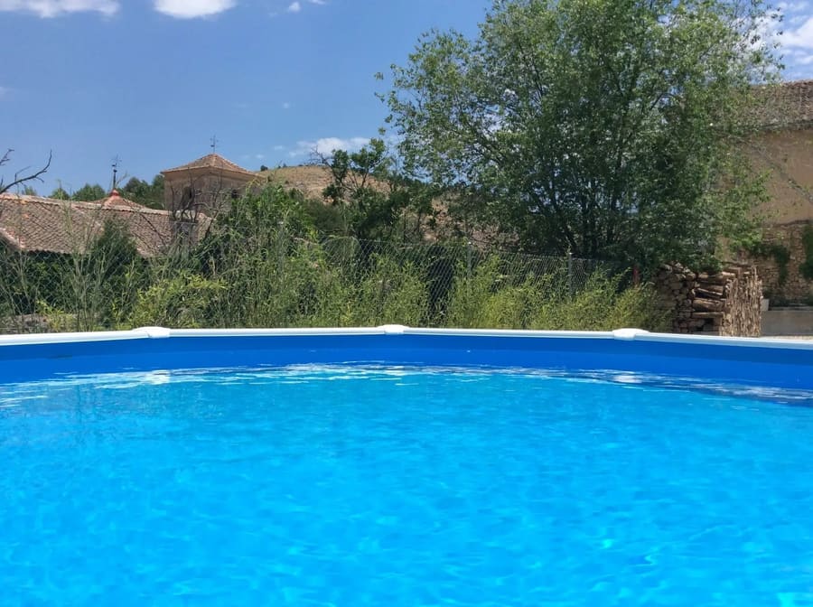 Country house with a spectacular garden and pool for groups in Segovia.