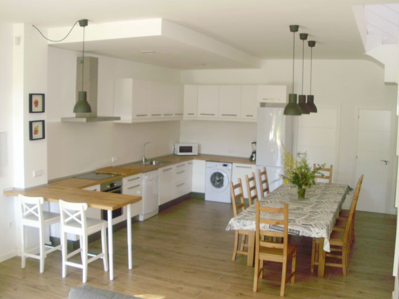 Living room and kitchen — Casa Los Tres Nogales country house (Castroserna de Arriba, Segovia)