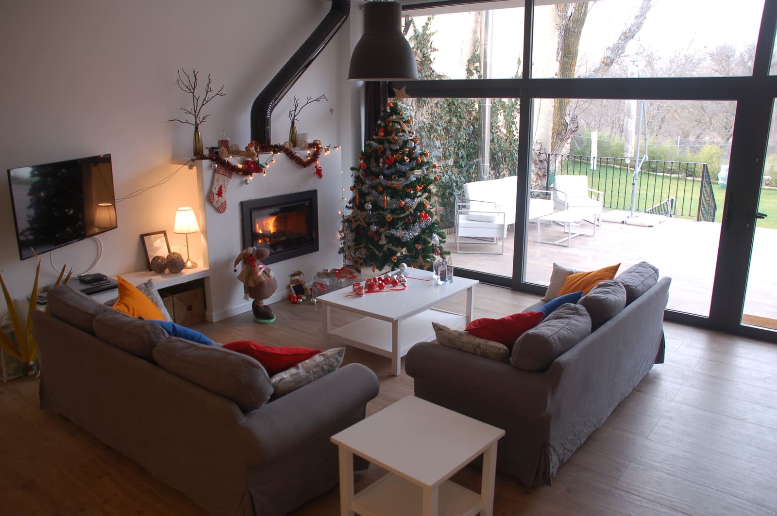 Living room and kitchen — Casa Los Tres Nogales country house (Castroserna de Arriba, Segovia)