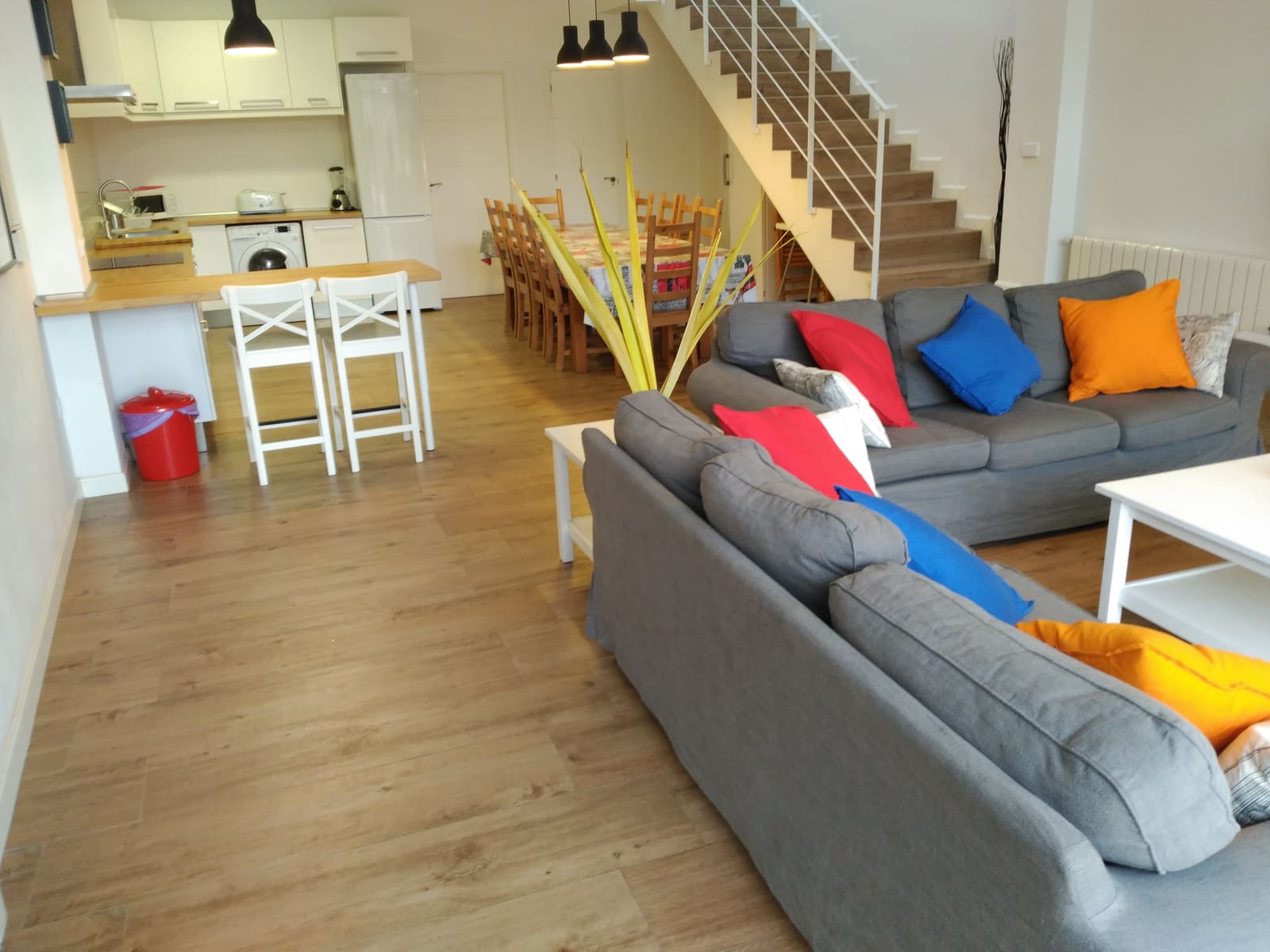 Living room and kitchen — Casa Los Tres Nogales country house (Castroserna de Arriba, Segovia)